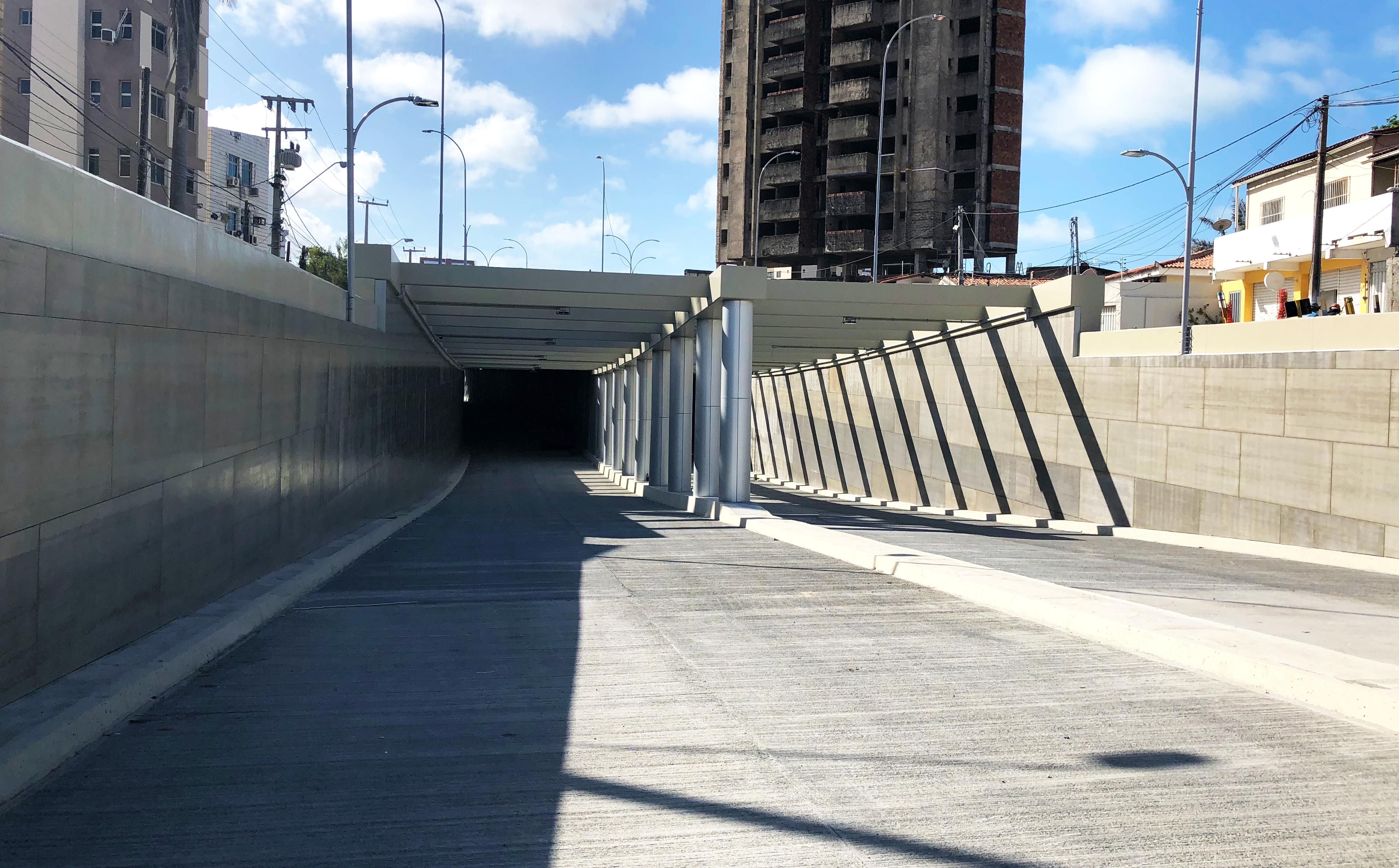 a foto mostra a entrada do túnel